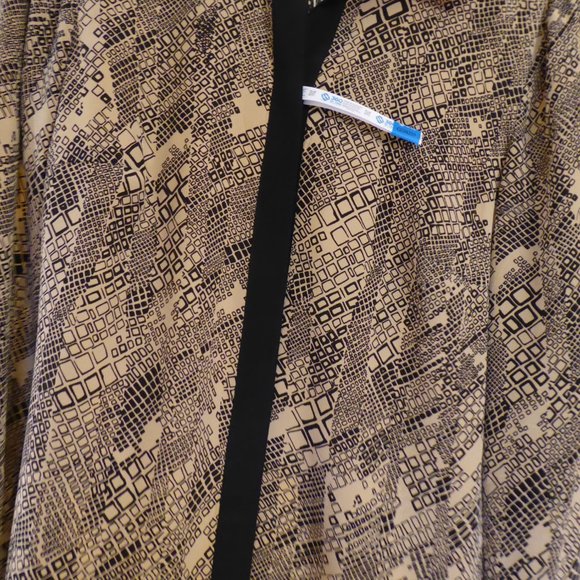 Trina Turk Meadows Top Button-up Silk Blouse Shirt Pink Tan Black Geo Pattern SM - Picture 2 of 15
